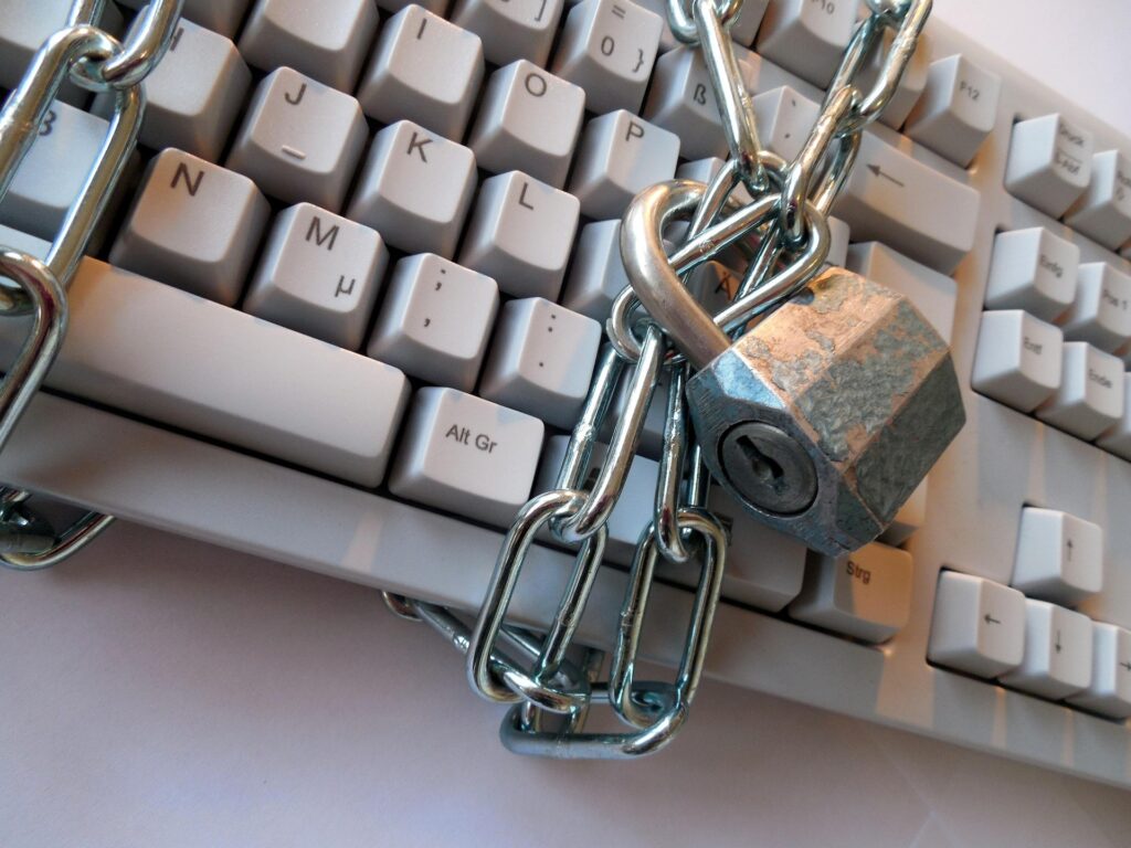 Clavier d’ordinateur avec des chaînes et un cadenas pour la sécurité numérique.