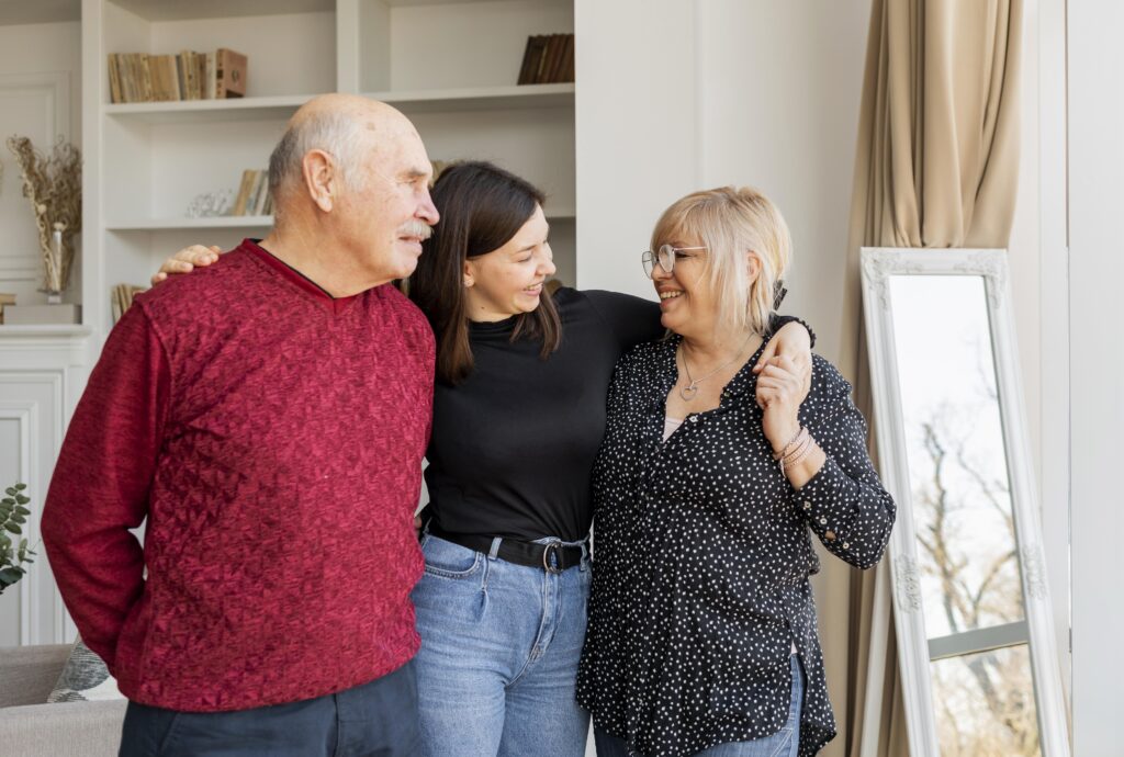 Un adulte marchant aux côtés de ses deux parents, symbole d’accompagnement et de soutien familial.