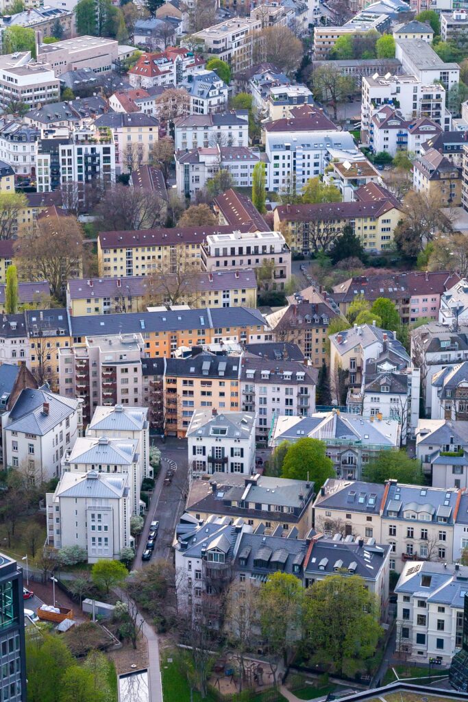 Vue verticale grand angle d’un paysage urbain avec de nombreux bâtiments résidentiels à Francfort, en Allemagne